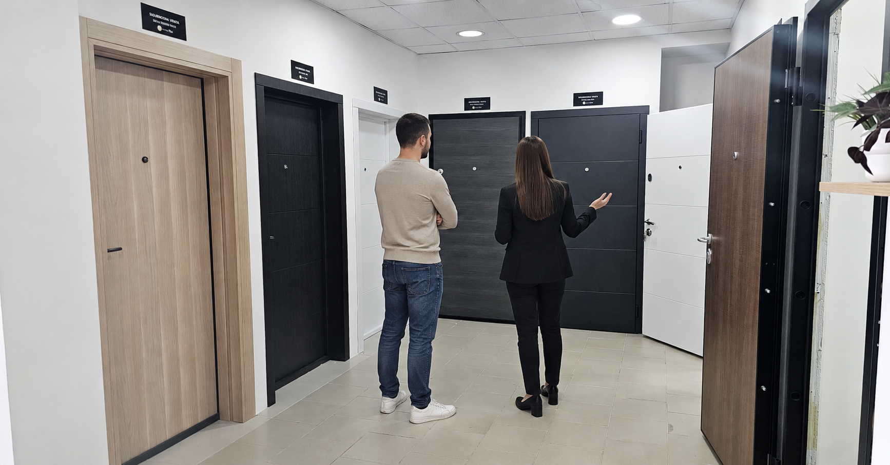 proces kupovine sigurnosnih vrata za stan u prodajnom salonu
